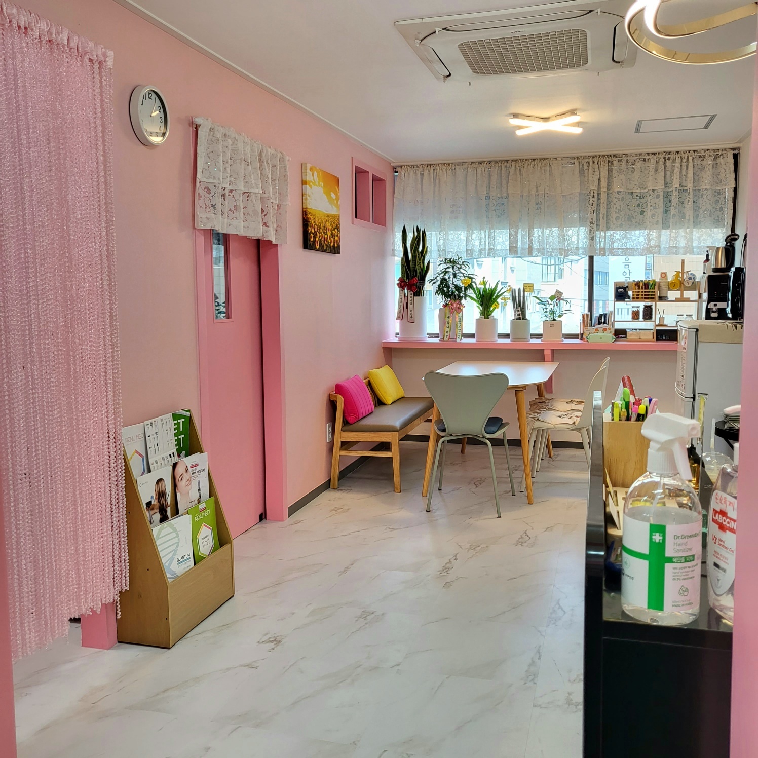 분홍빛 인테리어와 자연광이 어우러진 실로네 스튜디오 내부